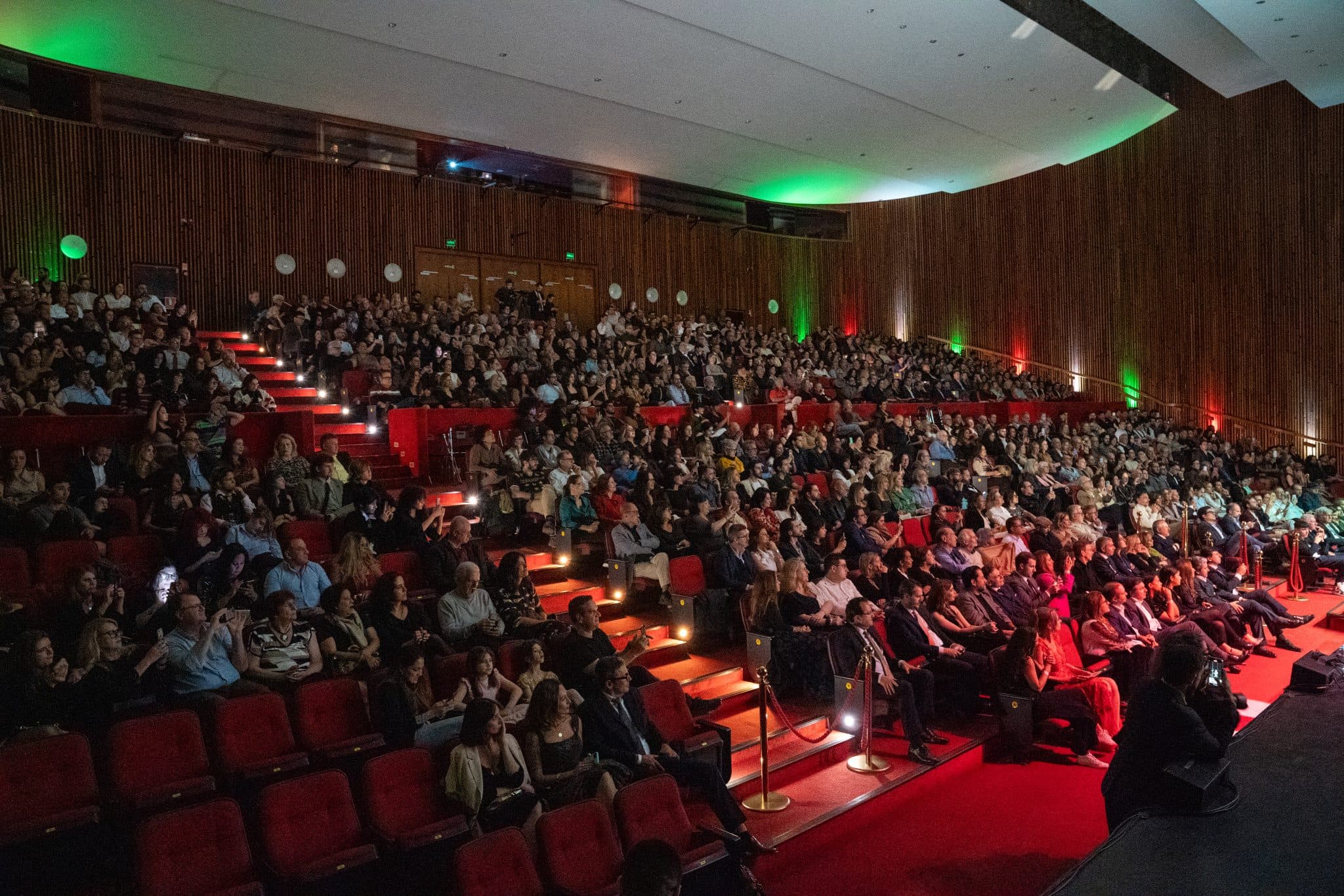 Plateia acompanhando apresentação em evento da ITALCAM